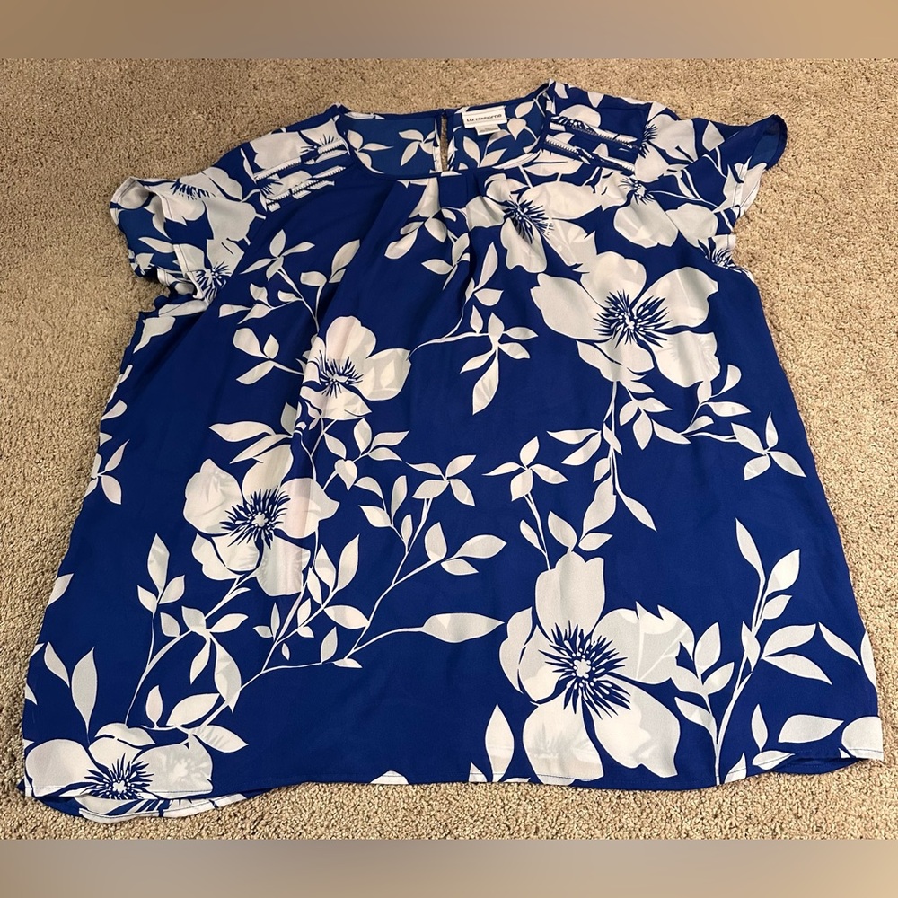 Liz Claiborne Blue and White Floral Print Top. XXL